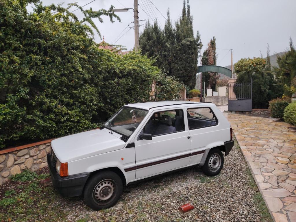 a white car parked on the gravel in a driveway at Hébergements à La Rive, Accueil ouvert tous les jours jusqu'à 20h00 dernier délai, depuis 30 ans ! Réserver ici svp ! Merci ! Aucun règlement à distance accepté, Paiement par CB, Espèces, Chèque ou Chèques-Vacances impérativement à la remise des clefs ! in Amélie-les-Bains-Palalda