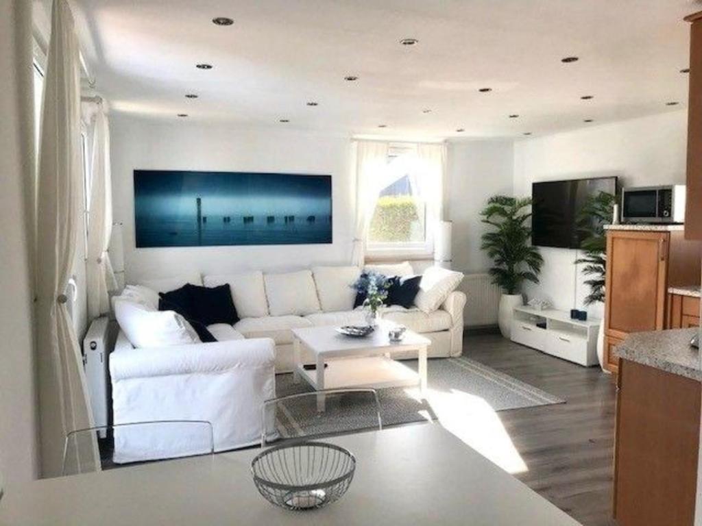 ein Wohnzimmer mit einem weißen Sofa und einem Tisch in der Unterkunft Ferienhaus für 4 Personen ca 54 m in Wervershoof, Nordholland Ijsselmeer - a81996 in Wervershoof