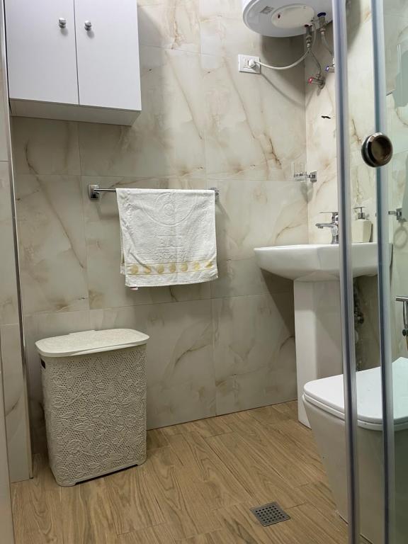 um banheiro com vaso sanitário e pia em Apartment Koka em Berati