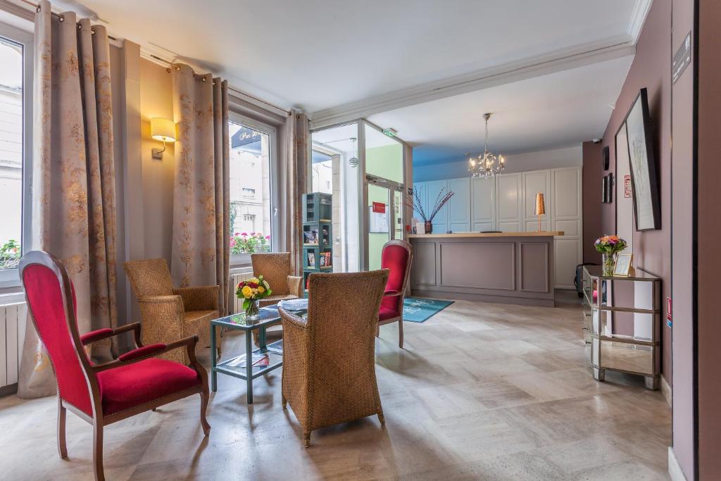 uma sala de estar com mesa e cadeiras e uma cozinha em Parc Hotel em Paris