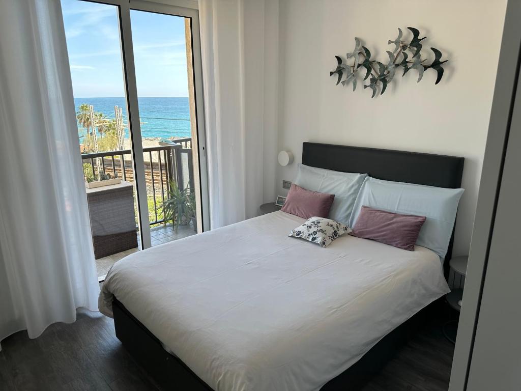 - une chambre avec un lit et une vue sur l'océan dans l'établissement La Gaviota - Bilocale sul mare in Arziglia, à Bordighera