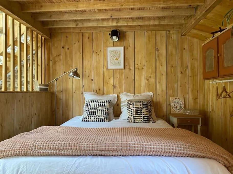 Postel nebo postele na pokoji v ubytování Logement atypique et charmant dans les marais, studio espace ouvert