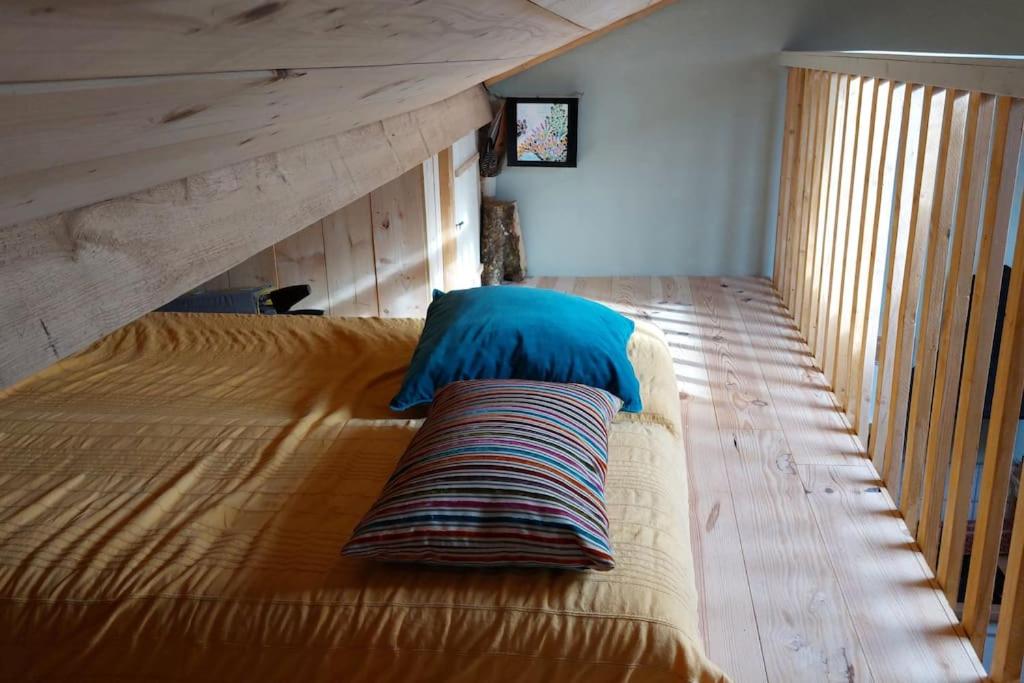 Postel nebo postele na pokoji v ubytování Logement atypique et charmant dans les marais, studio espace ouvert
