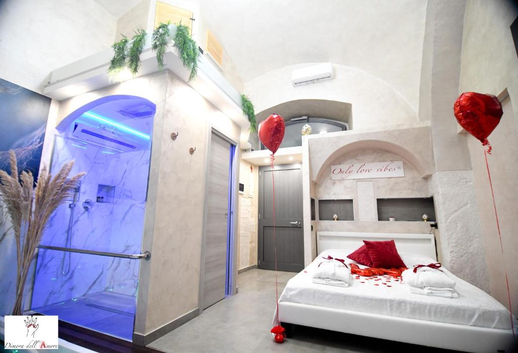 Habitación con cama y ducha grande. en Dimora dell'Amore, en Trani