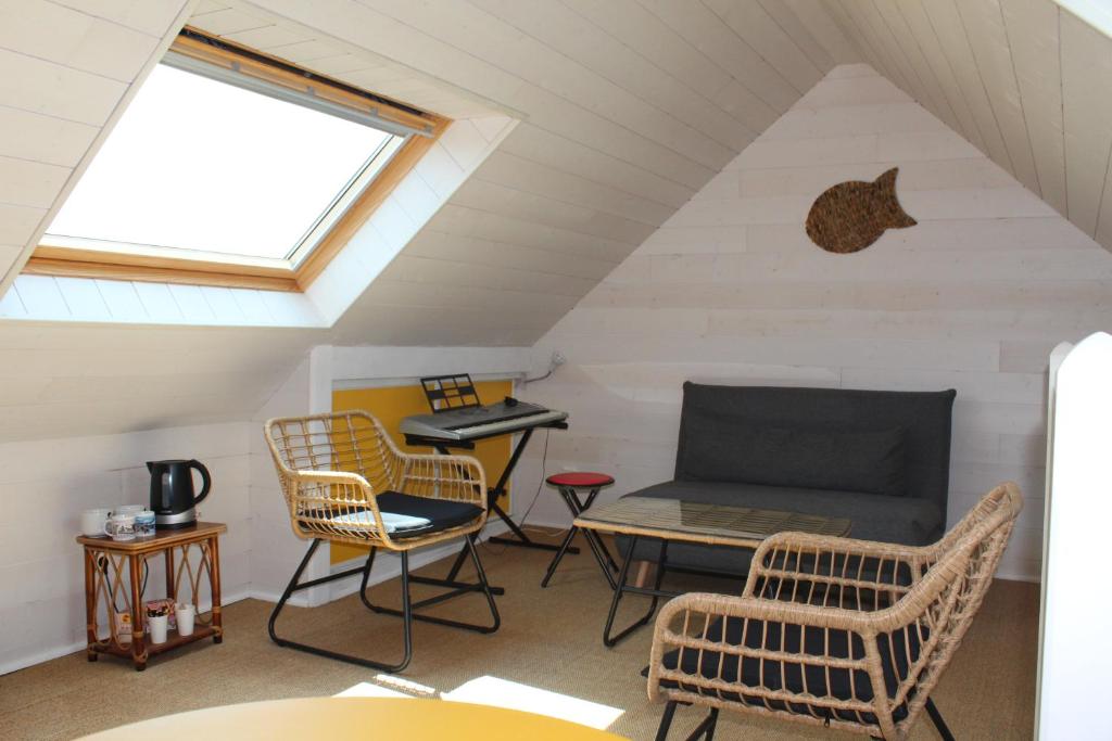 Posezení v ubytování Chambre d'hôte, avec espace vue sur mer, à 400 m du port au 2ème et 3ème étage d'une maison typique de Saint Vaast La Hougue