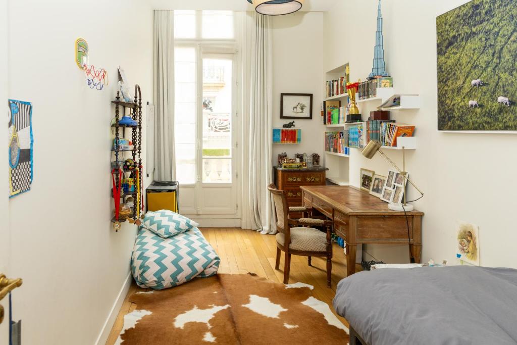 a bedroom with a desk and a bed and a desk at Appartement sur les quais in Paris