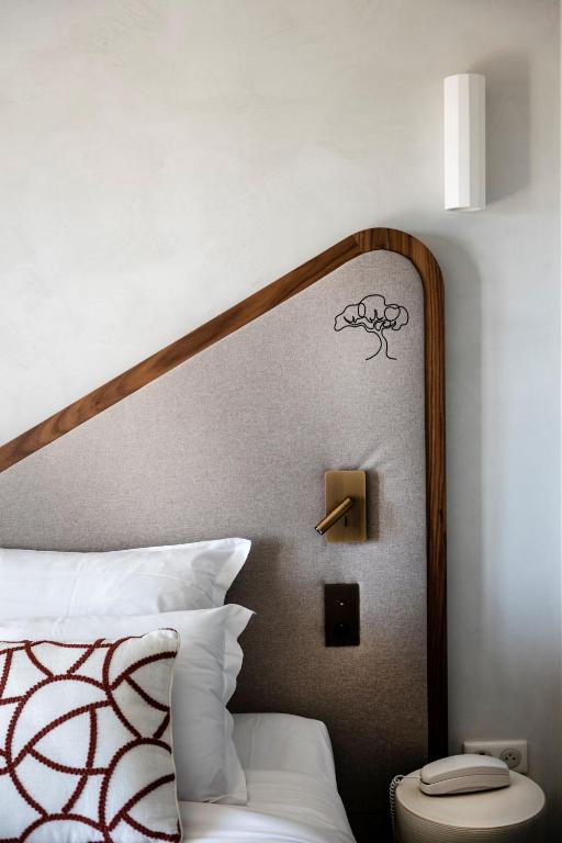 Postel nebo postele na pokoji v ubytování Hôtel du Parc Cavalaire sur Mer
