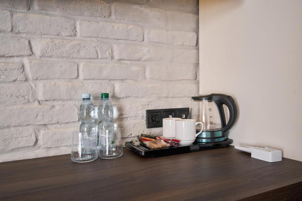 Příslušenství pro přípravu čaje a kávy v ubytování FIMKA Apart Hotel
