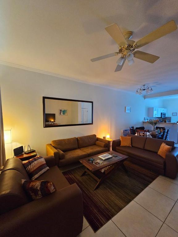 Posezení v ubytování Eagle Beach Cozy Condo