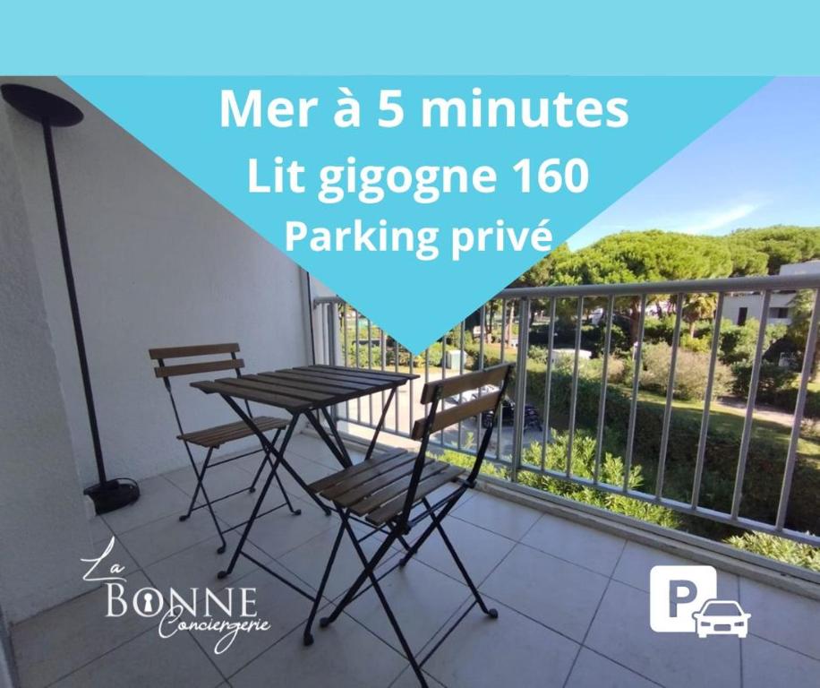 un balcón con mesa y sillas. en Rêves Salés - Plage à 5 min - Parking privé - Lits gigognes, en La Grande-Motte