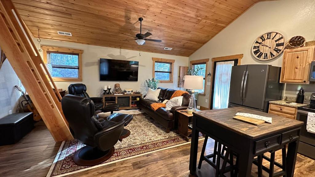 Kuchyň nebo kuchyňský kout v ubytování Appalachian Mountain Cabin-Updated-Private-Rafting on Ocoee River-Hiking-Waterfalls-WiFi-Pets OK
