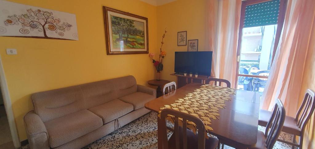 a living room with a couch and a table at APPARTAMENTO TRILOCALE CON TERRAZZO ZONA CENTRALE in Grottammare