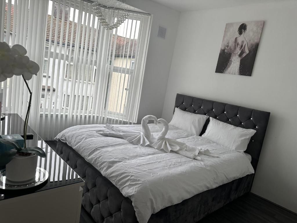 Una cama con un cisne en un dormitorio en Impeccable 3-Bed House in Great Yarmouth en Great Yarmouth