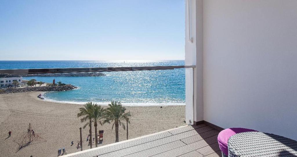 balcón con vistas a la playa y al océano en VISTAS AL MAR, en Aguadulce