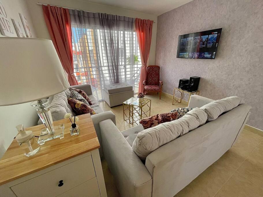 sala de estar con sofá y mesa en Apartamento con terraza & BBQ, en Mendoza