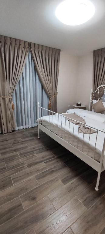 Postel nebo postele na pokoji v ubytování The Boutique Hotel Amman