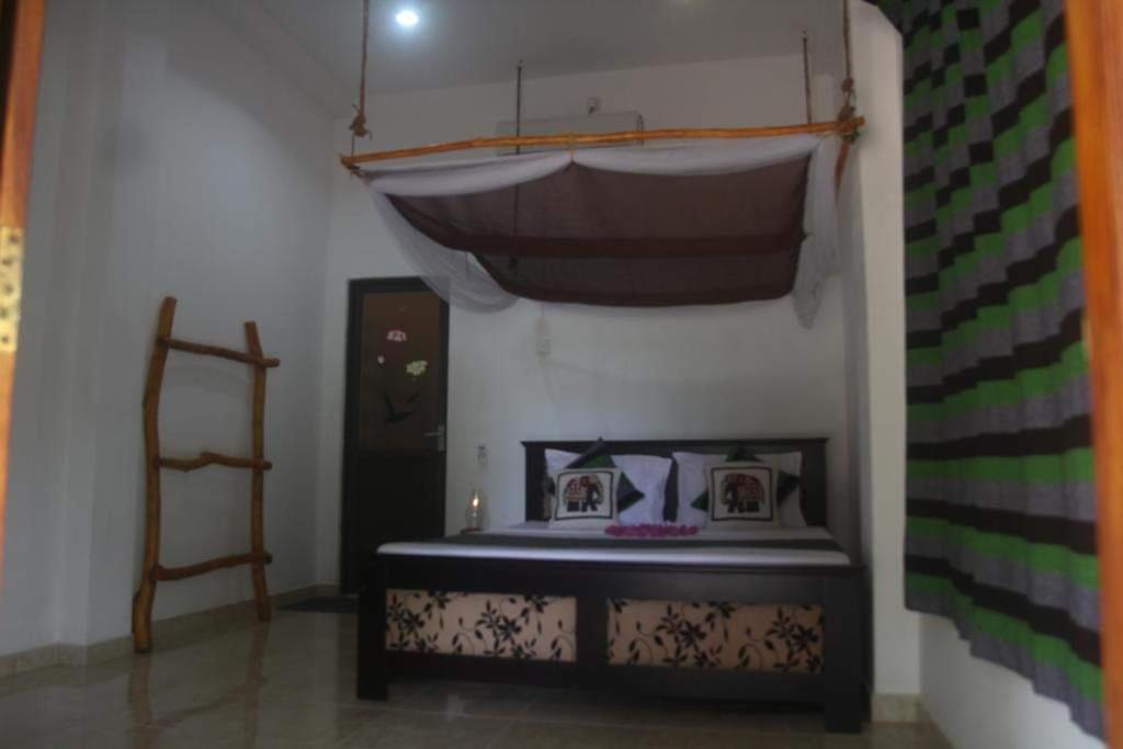 Habitación con cama en habitación en Lakhala Nature Resort, en Udawalawe