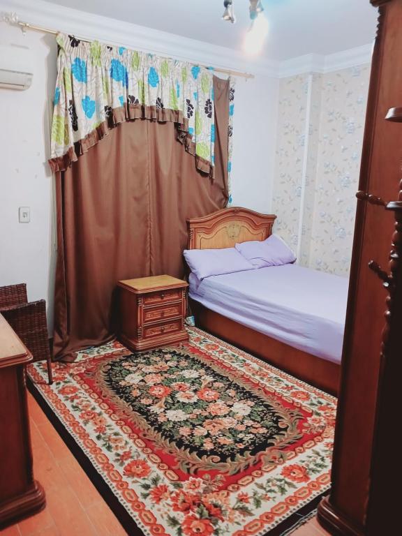 una camera con letto, tavolo e tappeto di بيراميدز رووف a Giza