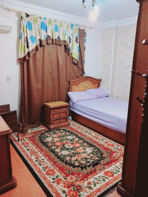 Postel nebo postele na pokoji v ubytování بيراميدز رووف