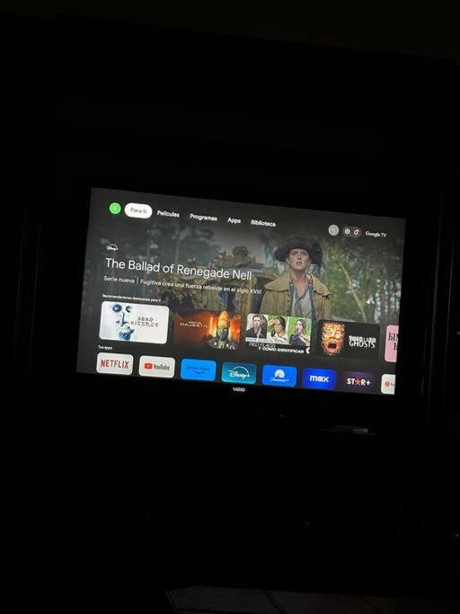 una pantalla de televisión con una foto de una mujer en Casa Grande, en Piedras Negras