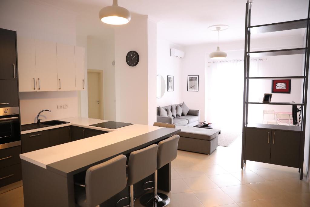 een keuken en een woonkamer met een groot aanrecht bij Square View Apartment in Vlorë