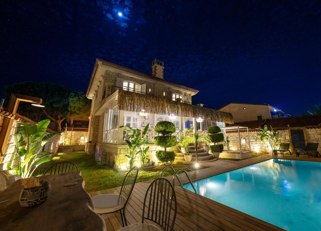 Villa con piscina por la noche en Aleysim Alaçatı-Design Als, en Alacati