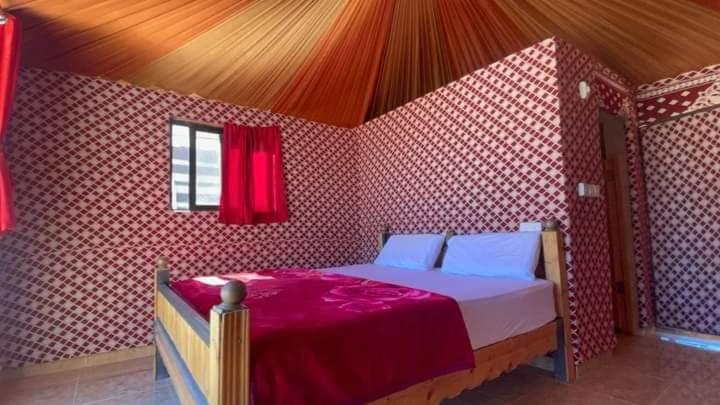 Postel nebo postele na pokoji v ubytování Sultan Luxury Camp