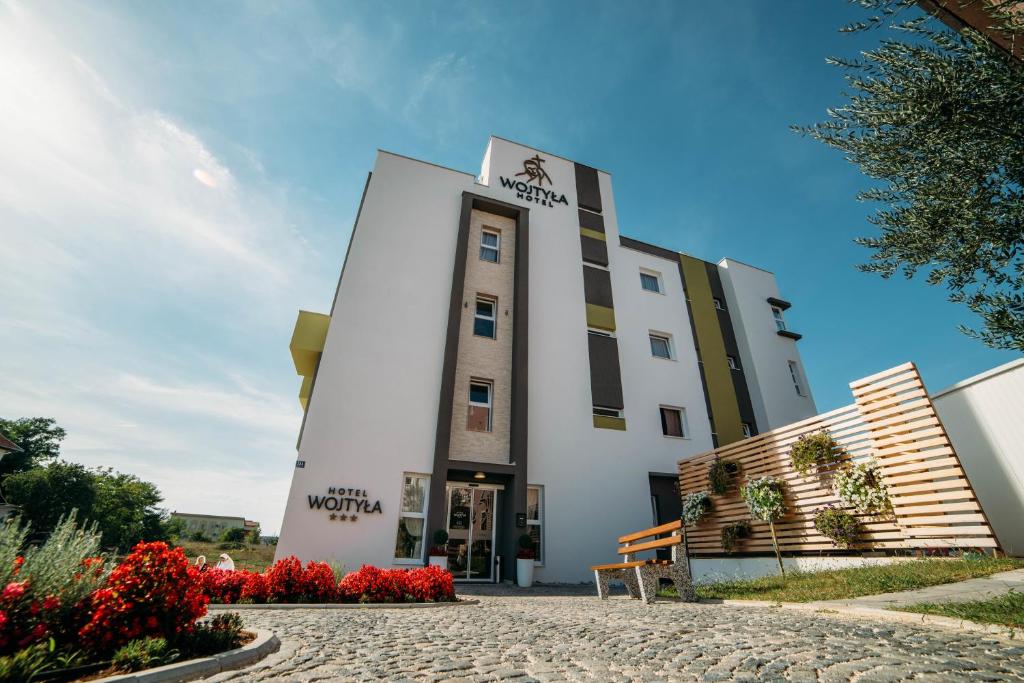 un bâtiment avec un panneau à l'avant dans l'établissement Hotel Wojtyla, à Međugorje