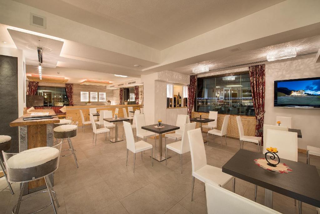 TV a/nebo společenská místnost v ubytování Hotel Cristallo