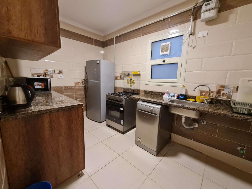 Kuchyň nebo kuchyňský kout v ubytování Freshly Modern Renewed 3BR Full AirCod Dar masr Qornfel