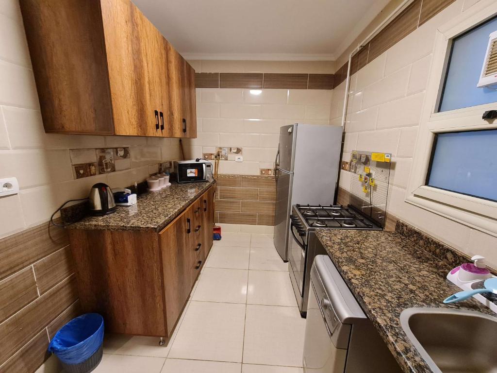 Kuchyň nebo kuchyňský kout v ubytování Freshly Modern Renewed 3BR Full AirCod Dar masr Qornfel
