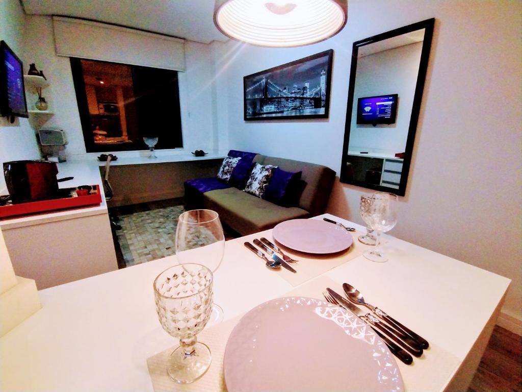 cocina y sala de estar con mesa con gafas en Hotel M-RCURE Times Square MOEMA - Diamond Deluxe Duplex - Business Edition - Executive Class - By LuXXoR en São Paulo