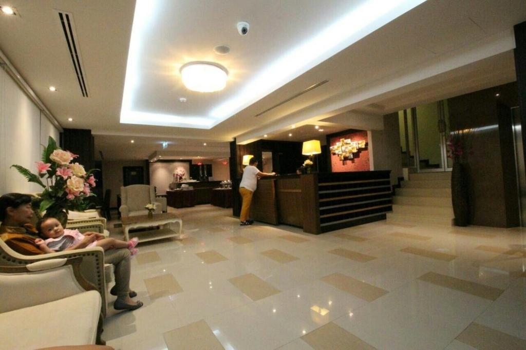Лобби или стойка регистрации в Leelawadee Modern Resort Huaykwang - ลีลาวดี ห้วยขวาง