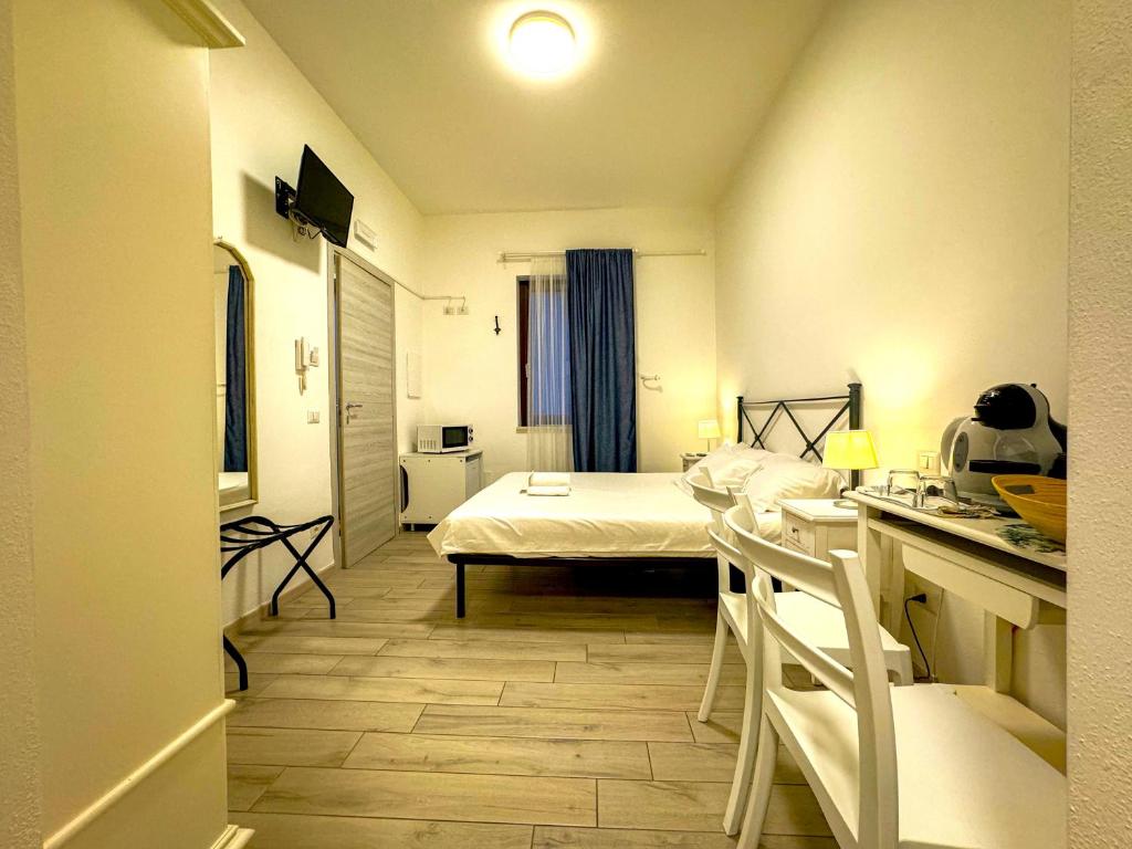 ペスキエーラ・デル・ガルダにあるSG Rooms - Casa Lauraのベッドとキッチン付きの病室です。