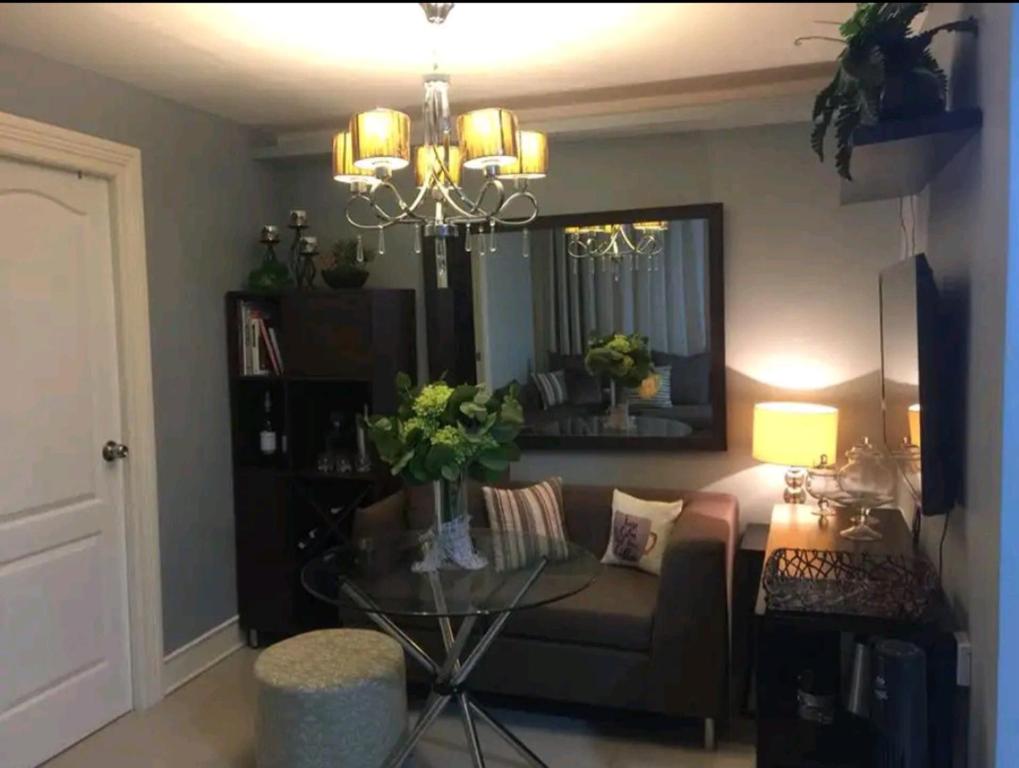 Posezení v ubytování Gorgeous 2BR Condo unit with free WiFi