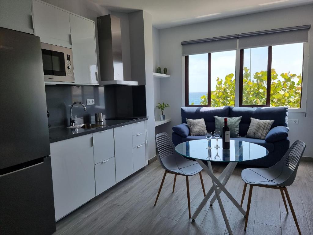 une cuisine et une salle à manger avec une table et des chaises dans l'établissement Jobeal Ocean, à Santa Cruz de la Palma