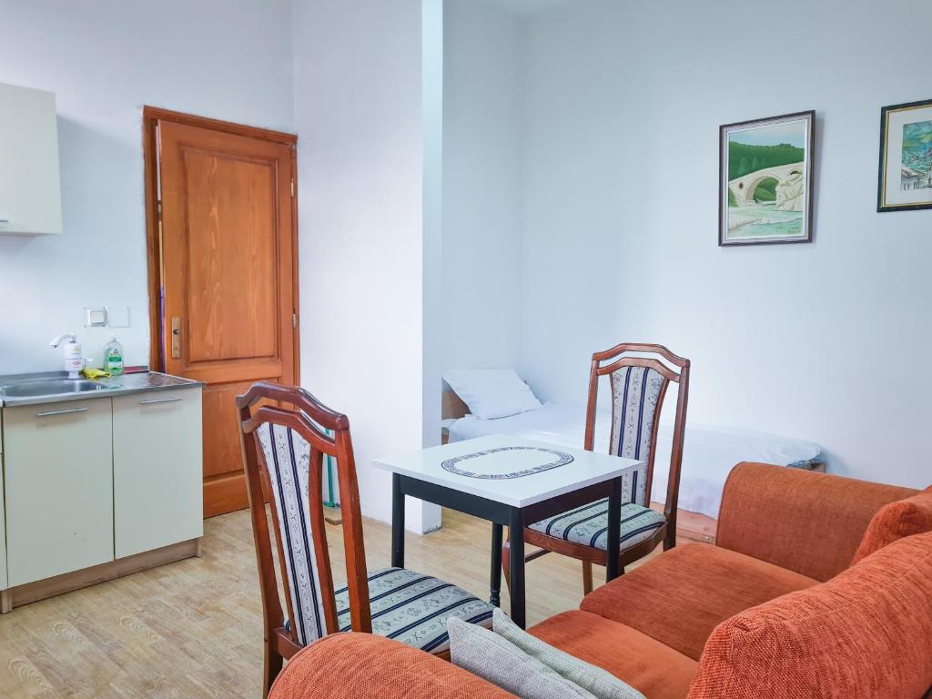 塞拉耶佛的住宿－Zlatni Pir Rooms and Apartments，客厅配有沙发和桌子