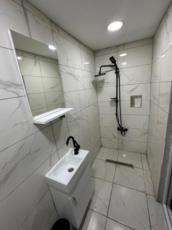 ein Bad mit einer Dusche, einem WC und einem Waschbecken in der Unterkunft URAZ Apart in Bursa