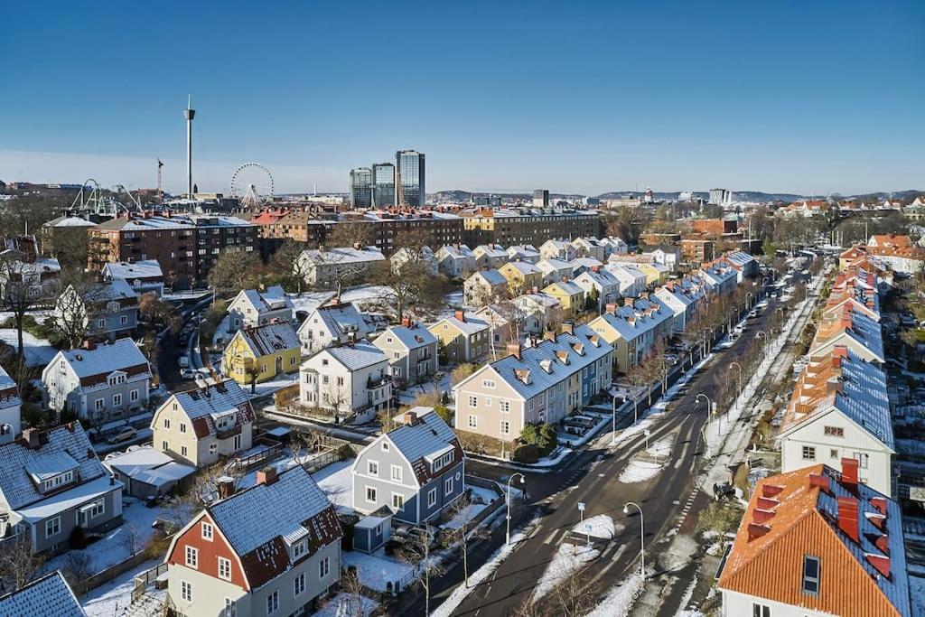 z góry widok na miasto z budynkami w obiekcie Mysigt centralt boende w Göteborgu