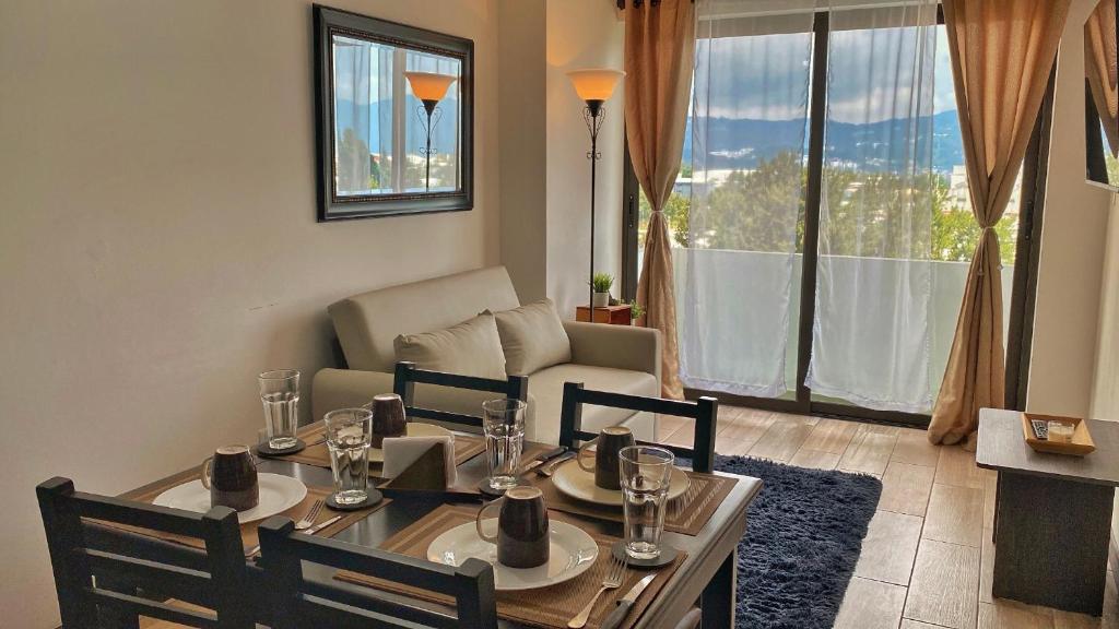 a living room with a table and chairs and a couch at Apartamento en centro Ciudad de Guatemala z12 in Guatemala