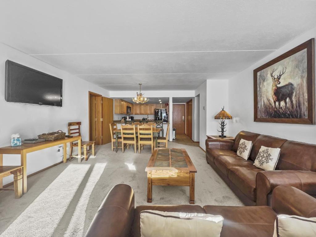 sala de estar con sofá y mesa en SL299 Spruce Lodge 2Br 2Ba condo, en Copper Mountain