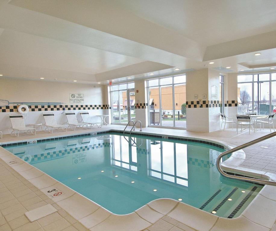 Bazén v ubytování Hilton Garden Inn Seattle/Bothell nebo v jeho okolí