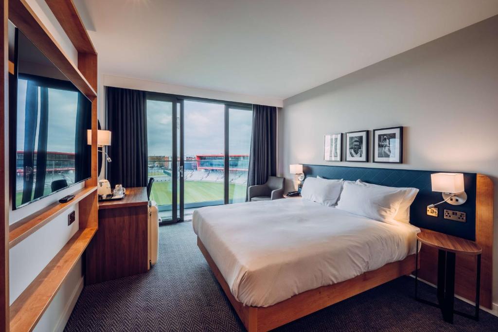 Hilton Garden Inn Manchester Emirates Old Trafford - King 1 Bed Suite Pitch View Room