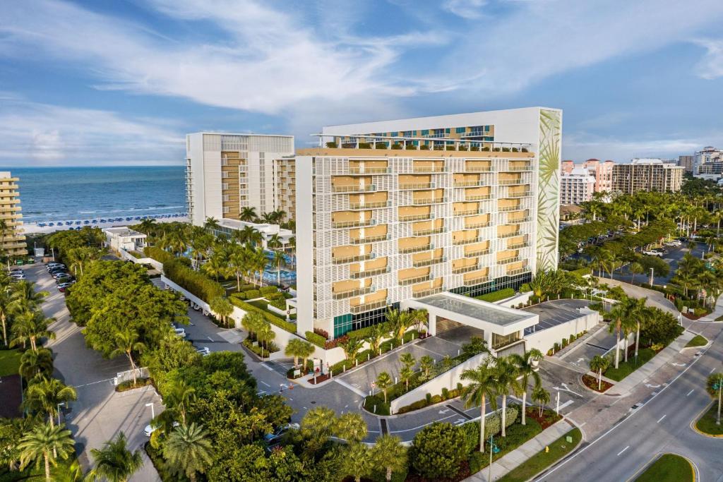 una vista aérea de un hotel y del océano en Marriott's Crystal Shores, en Marco Island