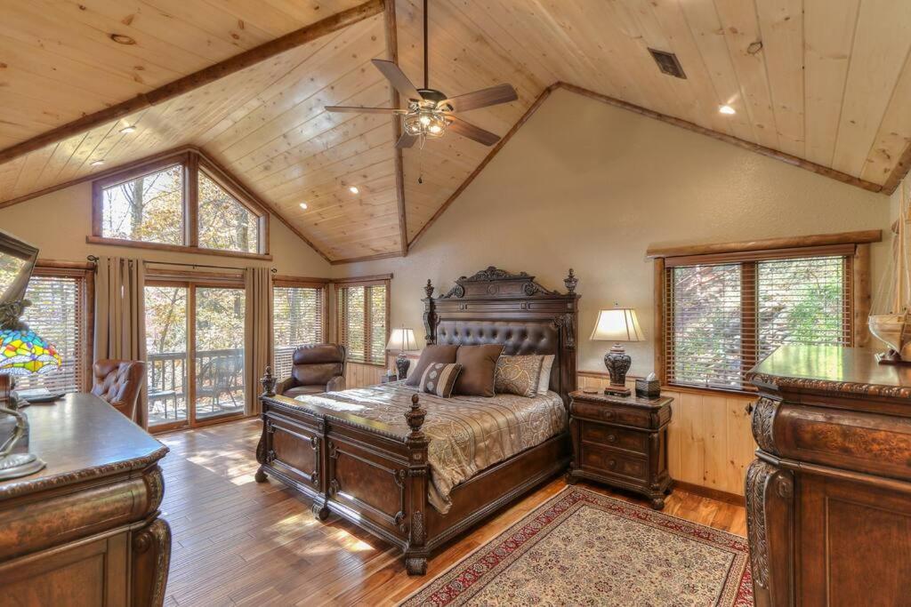 a bedroom with a bed and a ceiling fan at Parkview Lodge In Gatlinburg in Gatlinburg