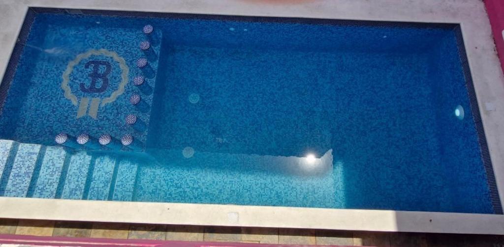 Bazén v ubytování Hotel Capri Playa a una calle de la Playa Regatas nebo v jeho okolí