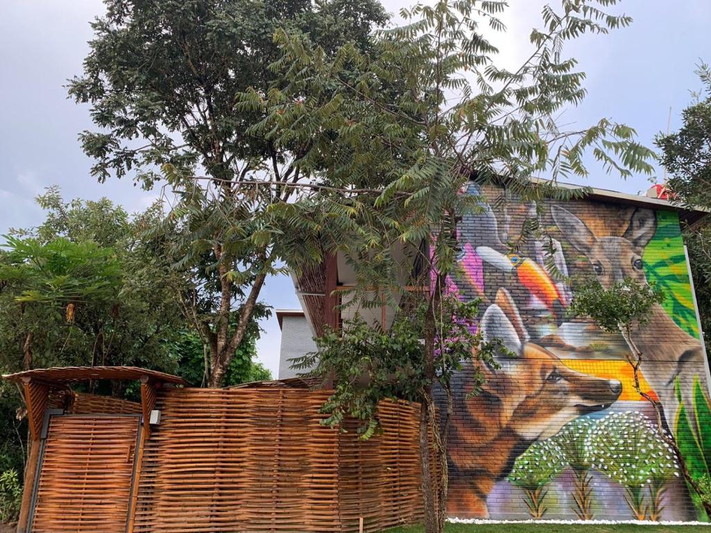 uma parede com uma pintura de um cão sobre ela em Pousada Egrégora em Sao Jorge