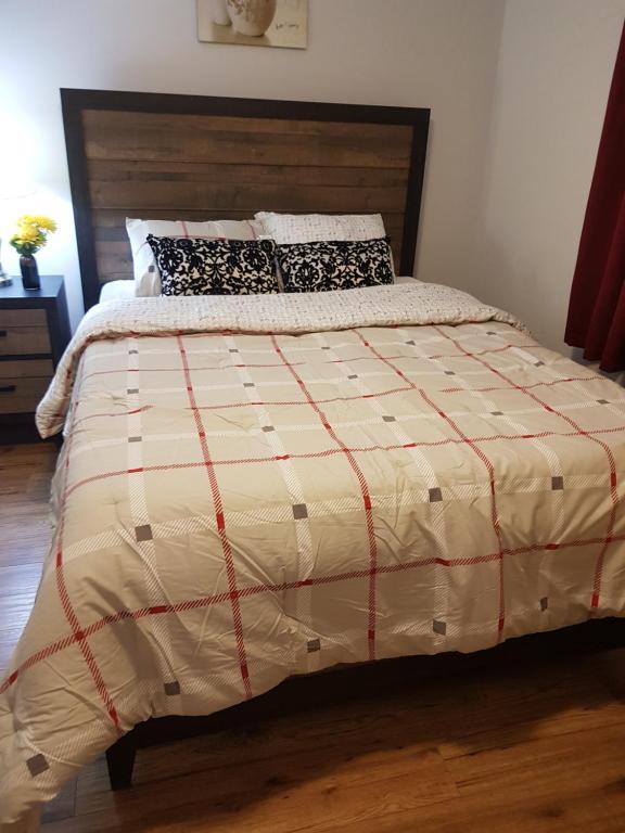 Eastern Passage的住宿－East End Suite，一张带棕色和白色棉被和枕头的床