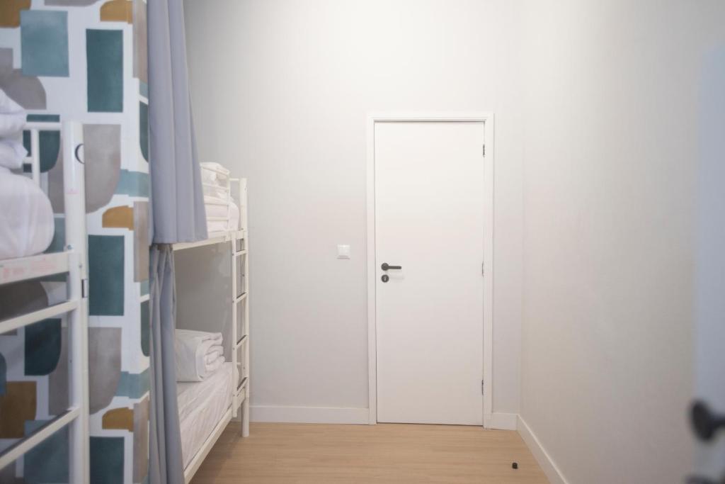 Postel nebo postele na pokoji v ubytování Aerostay Hostel