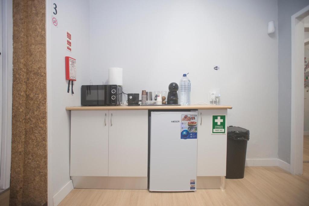 Kuchyň nebo kuchyňský kout v ubytování Aerostay Hostel
